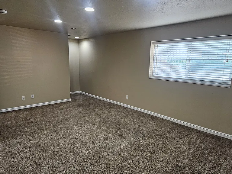 2318 E Claybourne Ave — Photo 40
