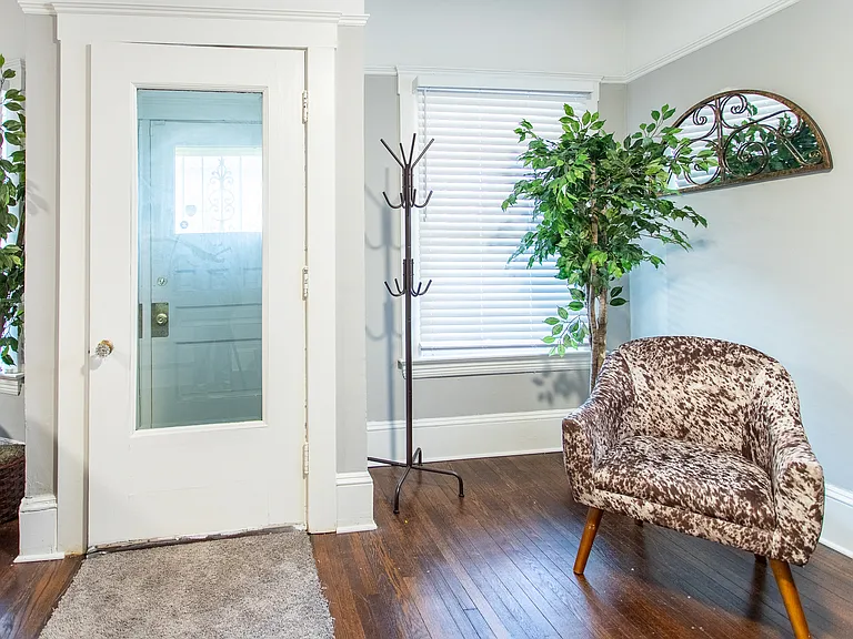 10605 Ashbury Ave — Photo 3