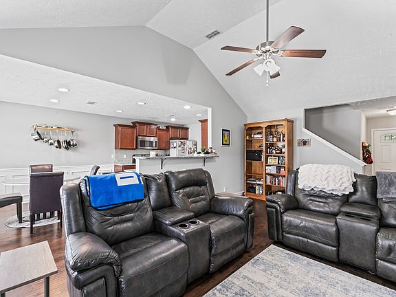 3rd image of 3361 Tourmaline Dr