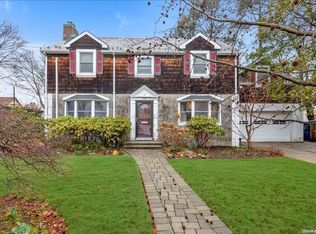 559 Jefferson St, Westbury, NY