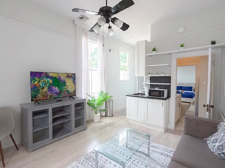 2121 Marengo St #4 — Photo 3