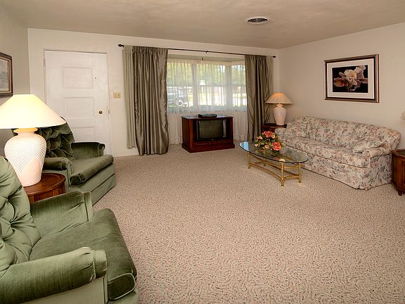 4th image of 373 Forest Hills Blvd