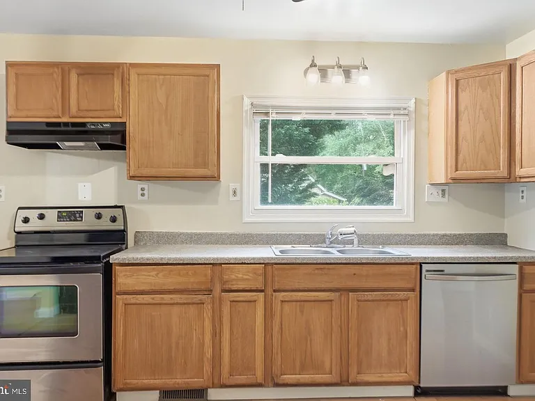 8402 Sleepy Hollow Rd — Photo 8
