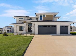 16732 S Twilight Ln, Olathe, KS 66062