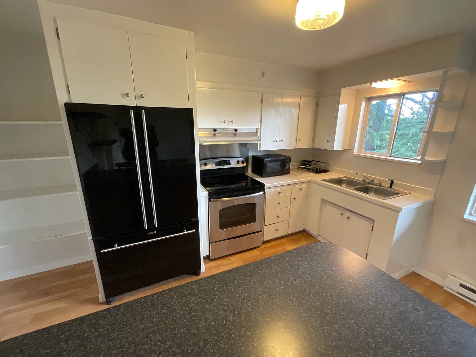 3 bed, 800 sqft, $3,150 — Photo 3