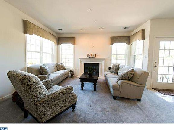 2nd image of 204 N Twin Lakes Blvd