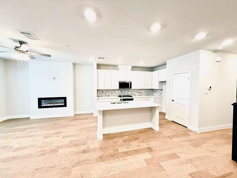 7925 Bayside Dr — Photo 6