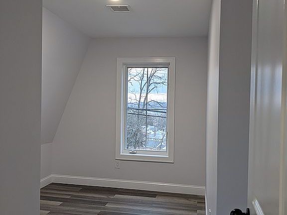 4th image of 18 Hillside Ave