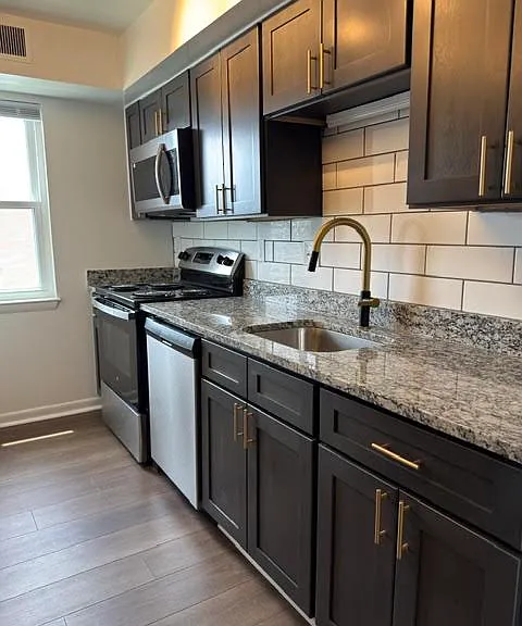 Foxcroft Village Apartments — Photo 2