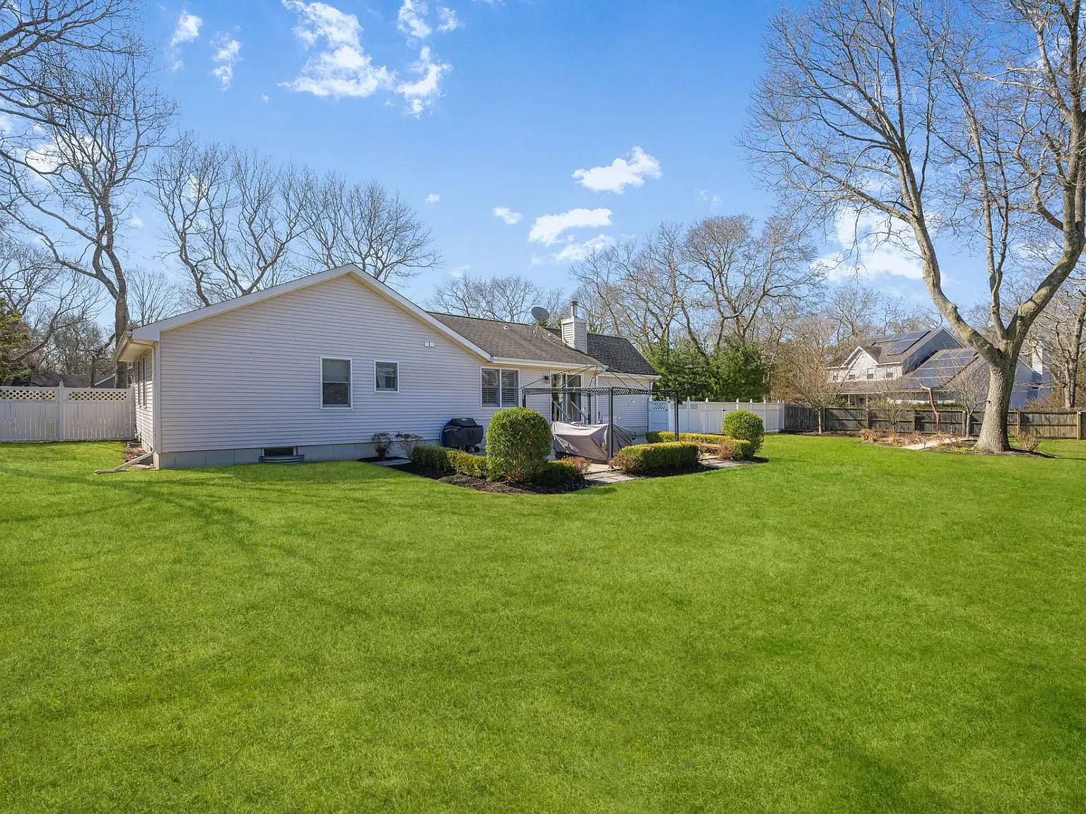 Delightful Year Round Hampton Bays Ranch — Photo 2