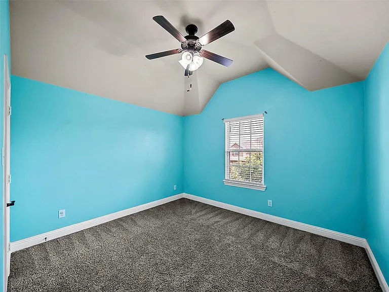 604 Darby Ln — Photo 4