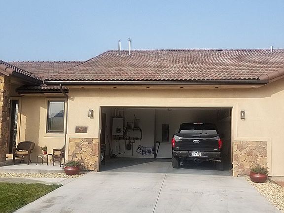 2 car gar w/ addtl storage