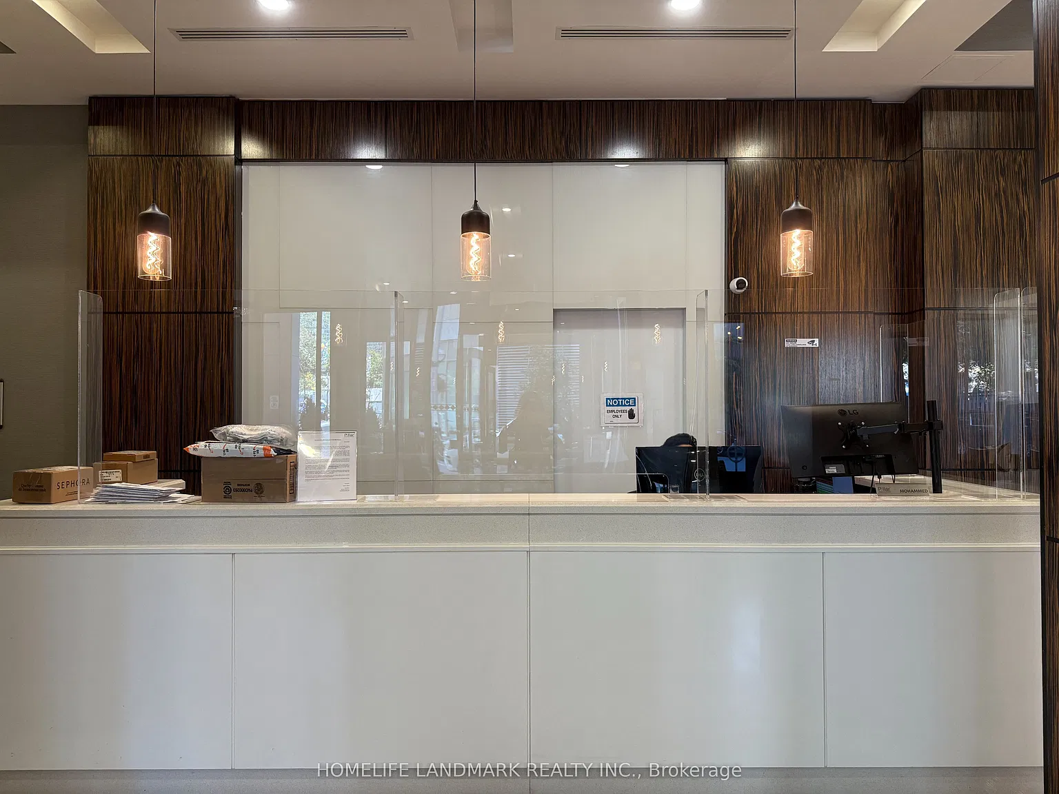 19 Grand Trunk Cres — Photo 3