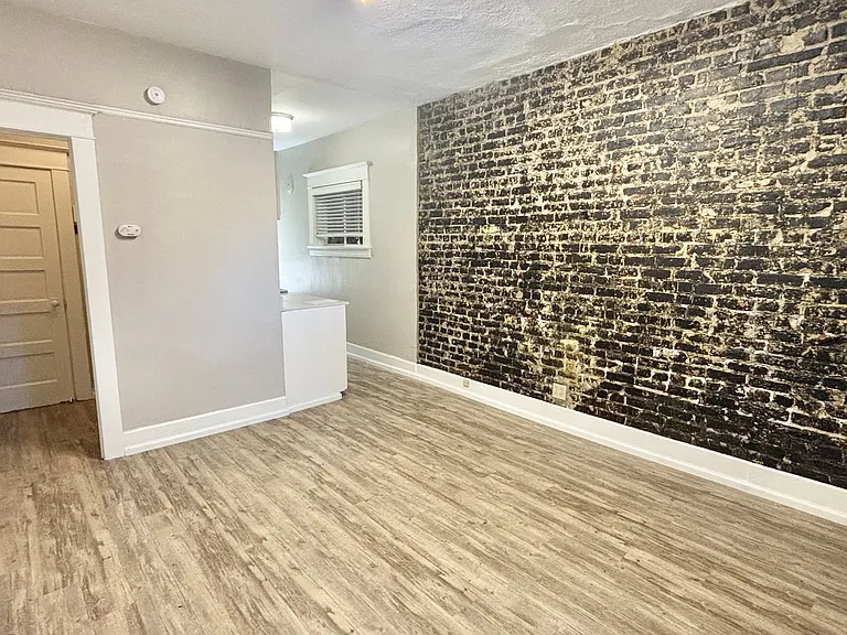 R0180 - Pettygrove Apartments — Photo 4