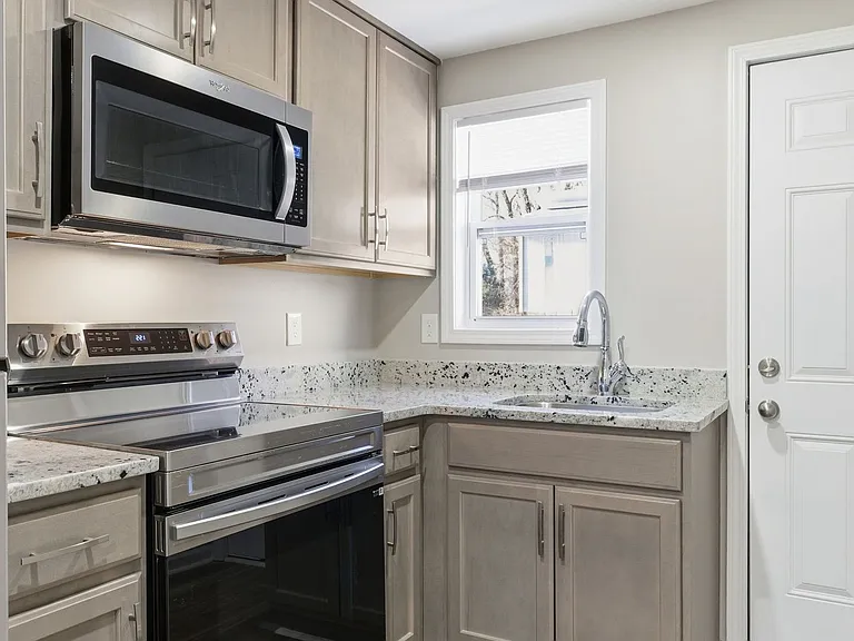 413 Price Ave — Photo 10
