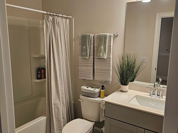 3rd image of 1552 Olympic Ln