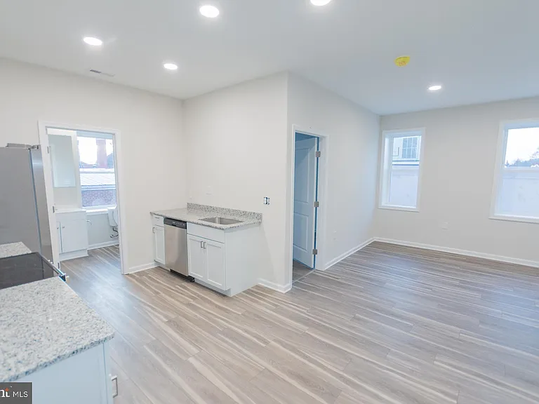 215 King St W #C — Photo 3