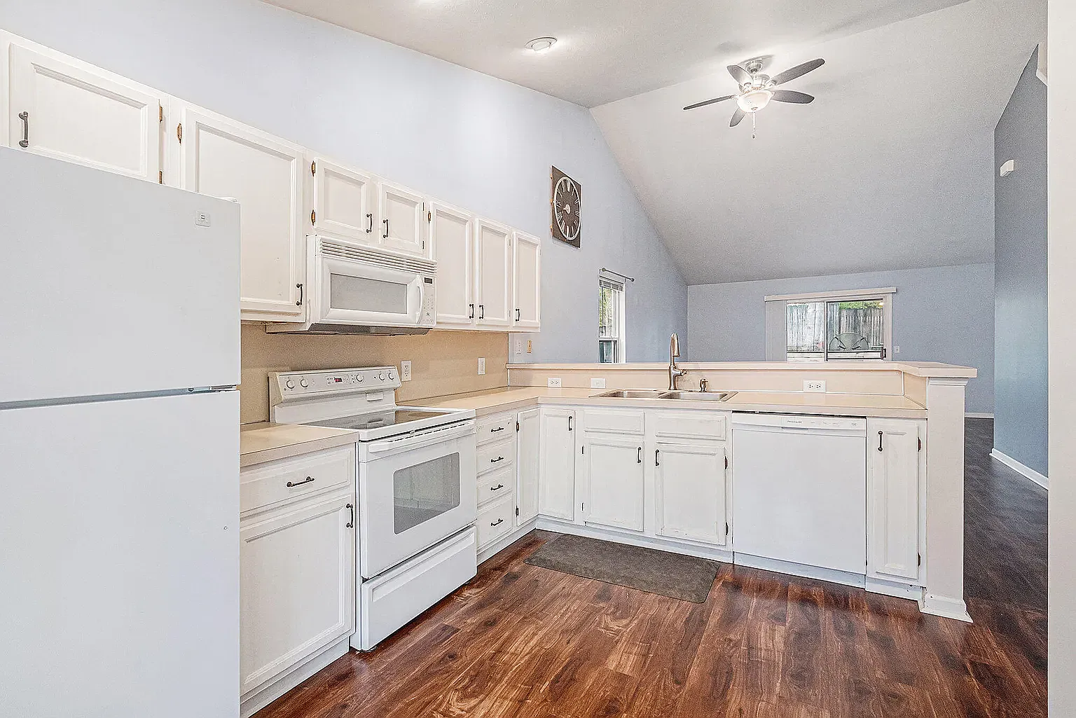3 bed, 2.5 bath, 3200 sqft, $2,195 — Photo 2