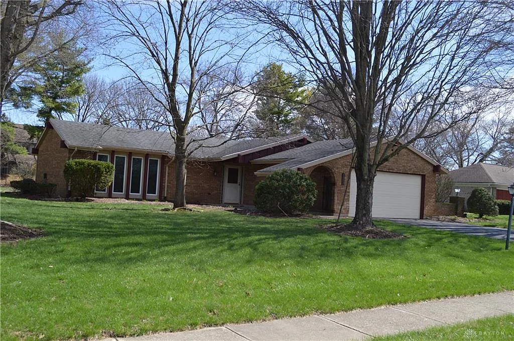 3 bed, 2.0 bath, 1923 sqft, $2,095 — Photo 2