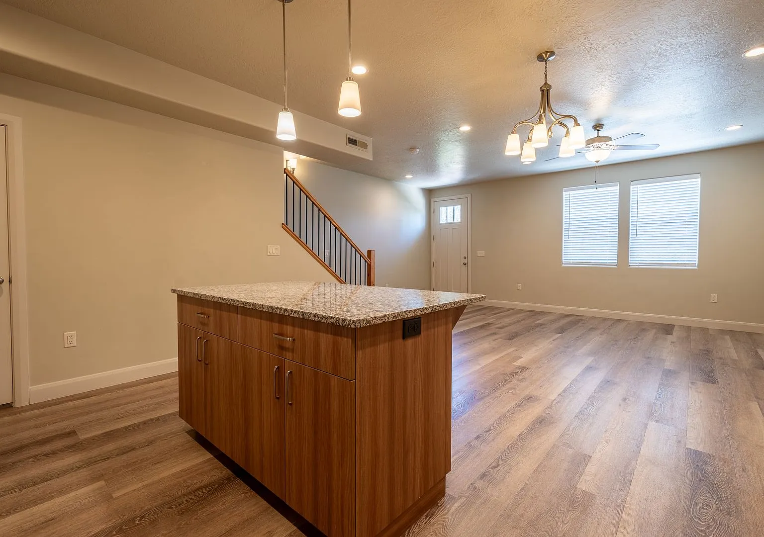 Available Oct 1st! 3 bed 2 bath Townhome for rent, small dog allowed! — Photo 3