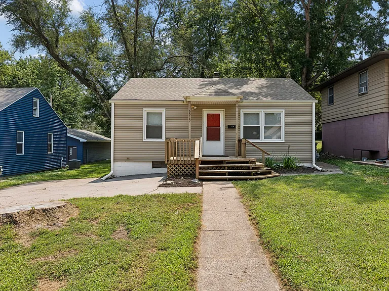 3915 Crown Point Ave — Photo 2