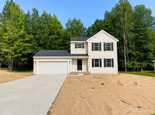 41 Tipperary Rd, Gladstone, MI 49837