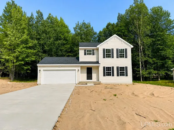 41 Tipperary Rd, Gladstone, MI 49837