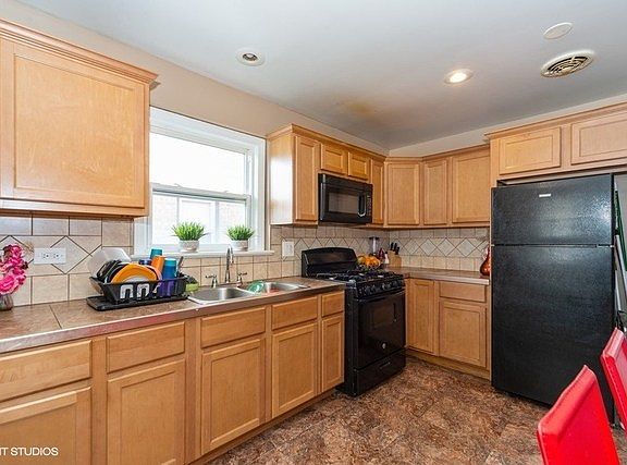 3rd image of 305 Granville Ave
