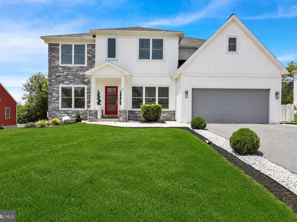 4 Rein Dr, Stevens, PA 17578