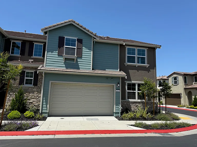 96 E Frost Dr — Photo 2