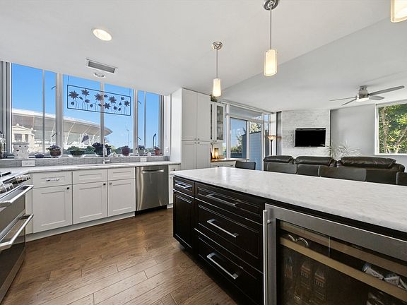 5th image of 1515 S Prairie Ave Unit 406