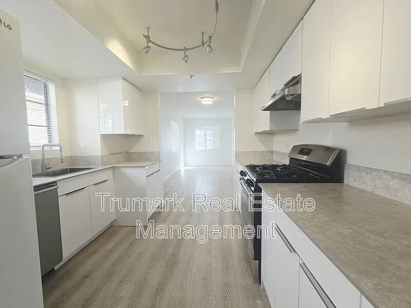 2 bed, 1.5 bath, $3,095 — Photo 2