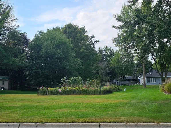 1411 Fairway Dr, Faribault, MN 55021