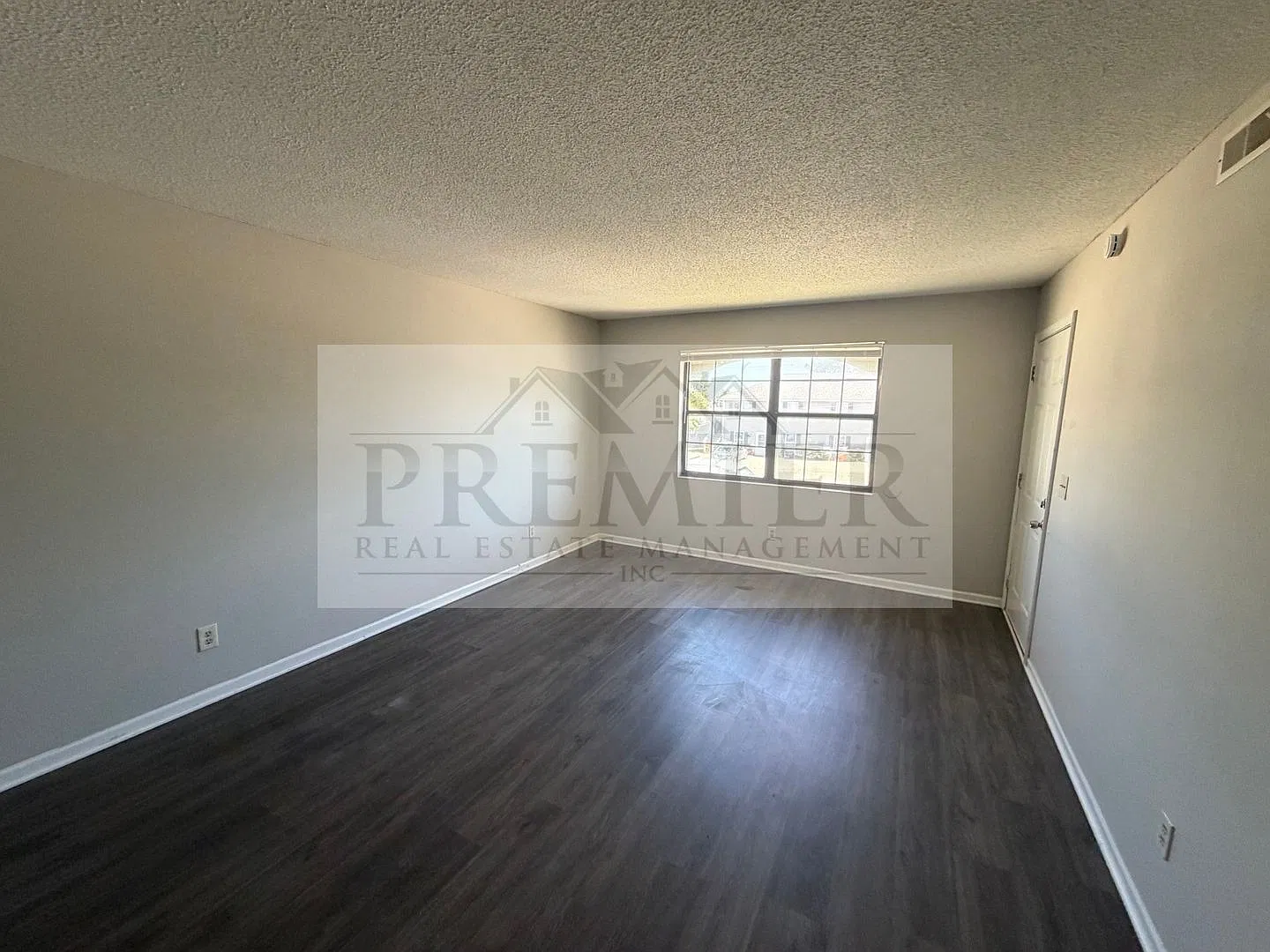 305 W 3rd St #4, Odessa, Mo 64075 -2b 1b Apartment Odessa-- 4 Plex Building Rent $875 — Photo 4