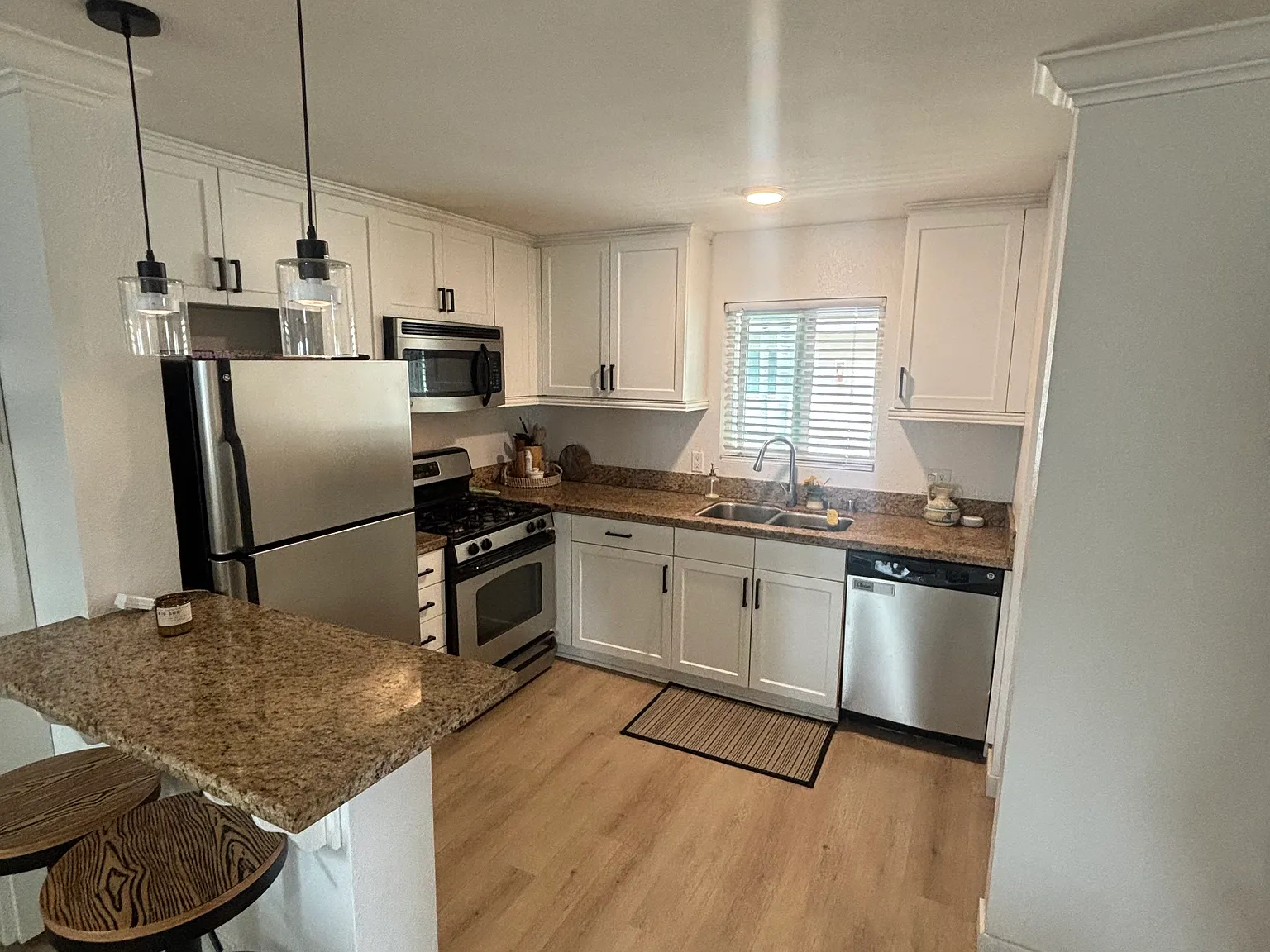 1055 Orizaba Ave — Photo 2