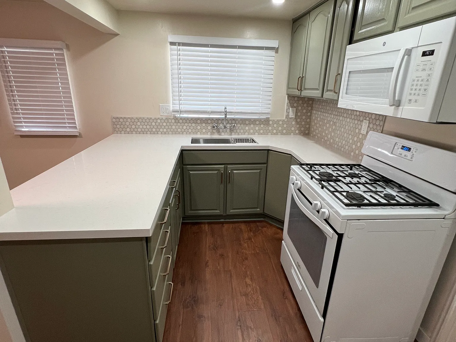 3 bed, 1000 sqft, $2,900 — Photo 3