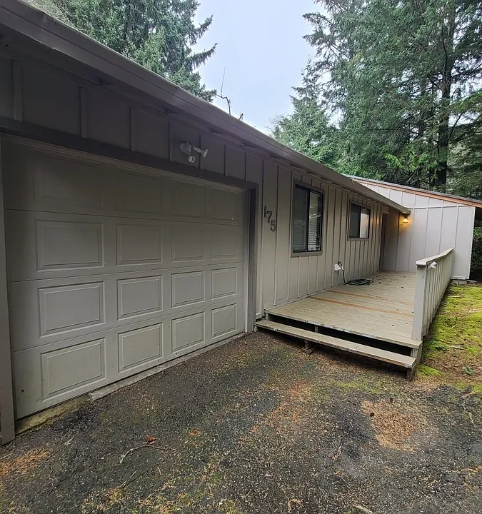 175 SW The Pines Dr