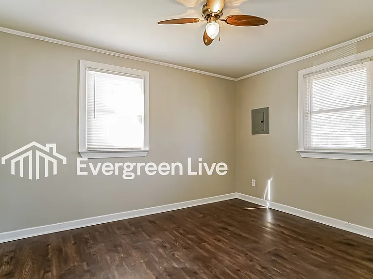 1820 N Lakeland Dr — Photo 9