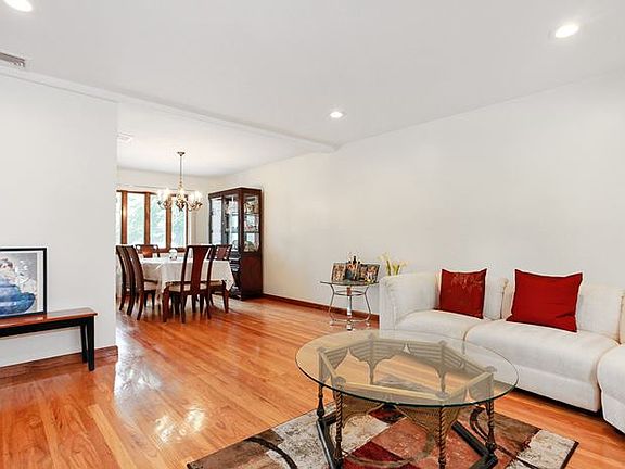 3rd image of 38 Pickwick Dr N
