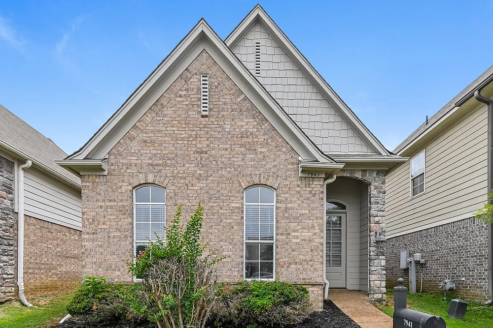 4 bed, 2.0 bath, 1699 sqft, $1,960 — Photo 1