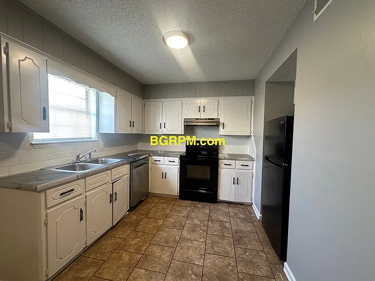 1099 W Elm St — Photo 23