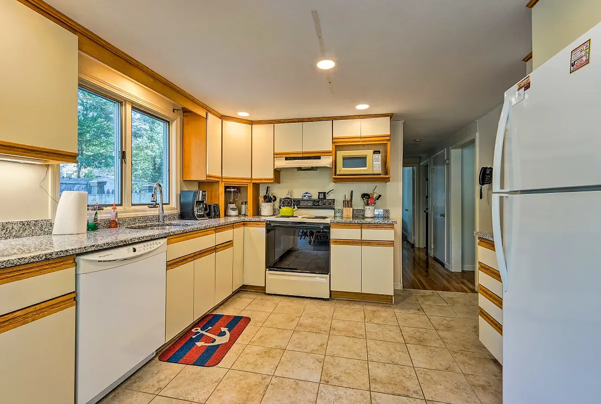 4 bed, 1800 sqft, $2,500 — Photo 3