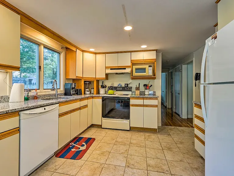 59 Tracy Ln — Photo 3