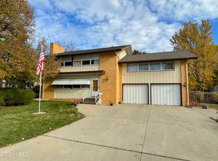 1320 Crestview Dr, Watertown, SD 57201