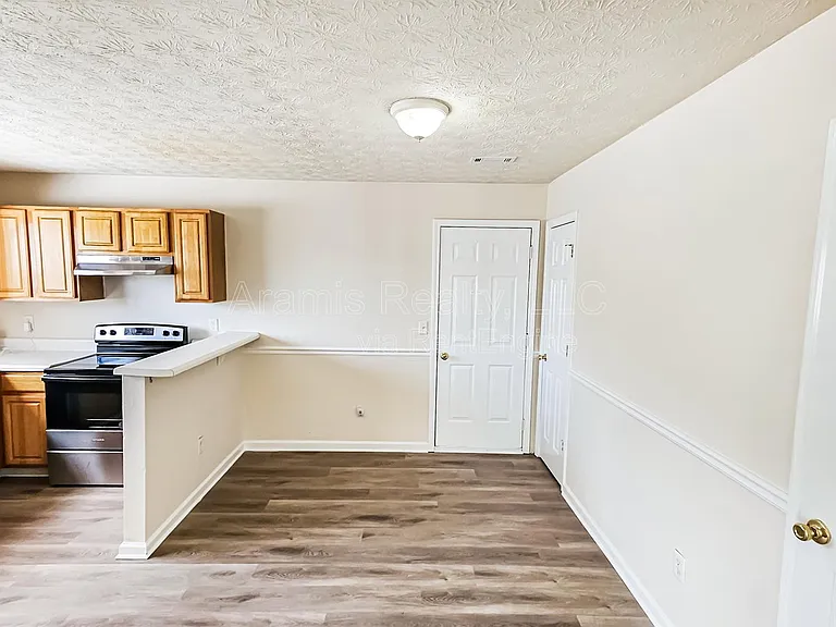 263 Marsh Glen Dr — Photo 4