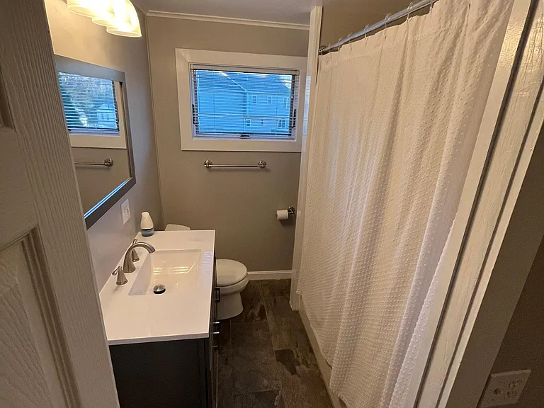 Full Bathroom with Tub/Shower