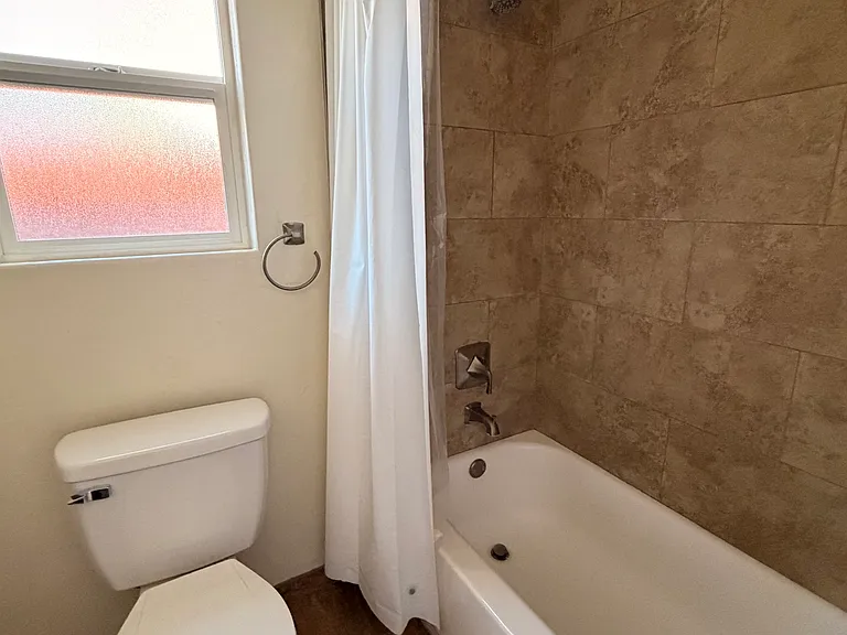 830 E 8th St #2 — Photo 19