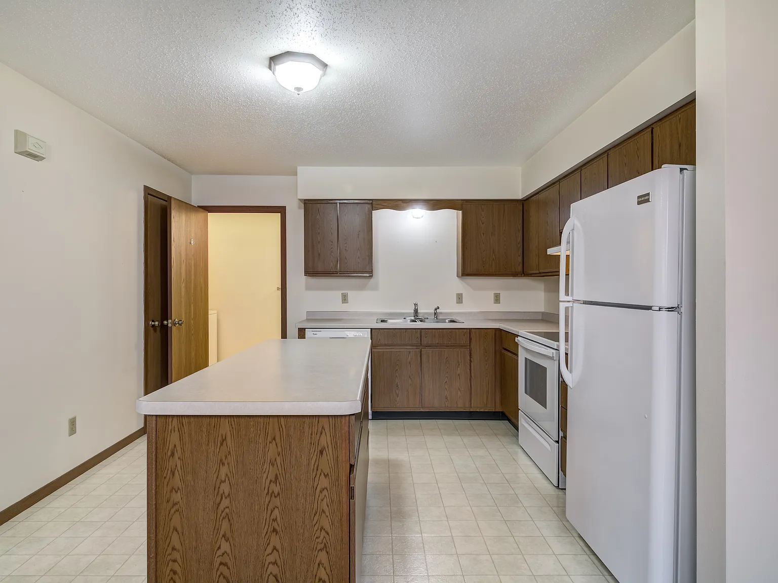 2 bed, 1.5 bath, 950 sqft, $1,295 — Photo 3