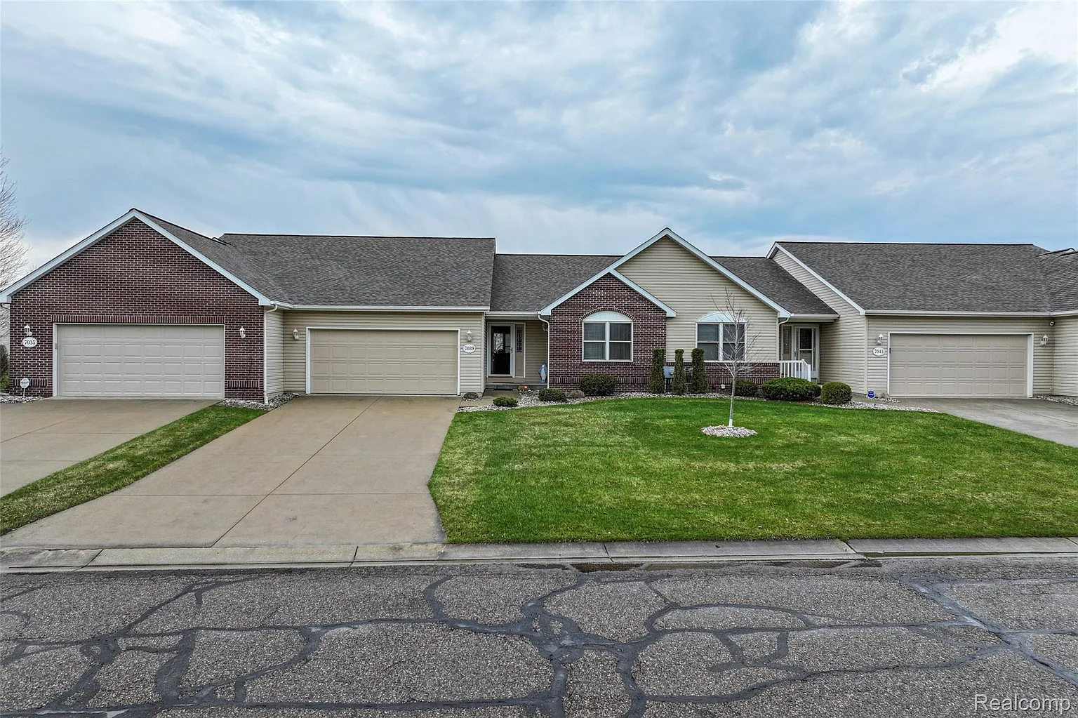 7039 Rosewood Dr photo 1