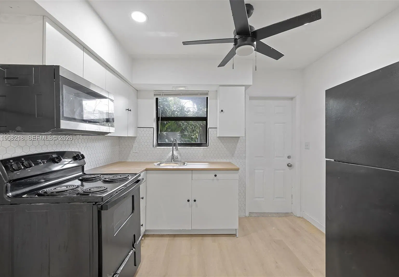 2 bed, 750 sqft, $2,200 — Photo 3